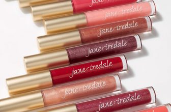 How to Moisturize Lips with Hydrating Lip Gloss